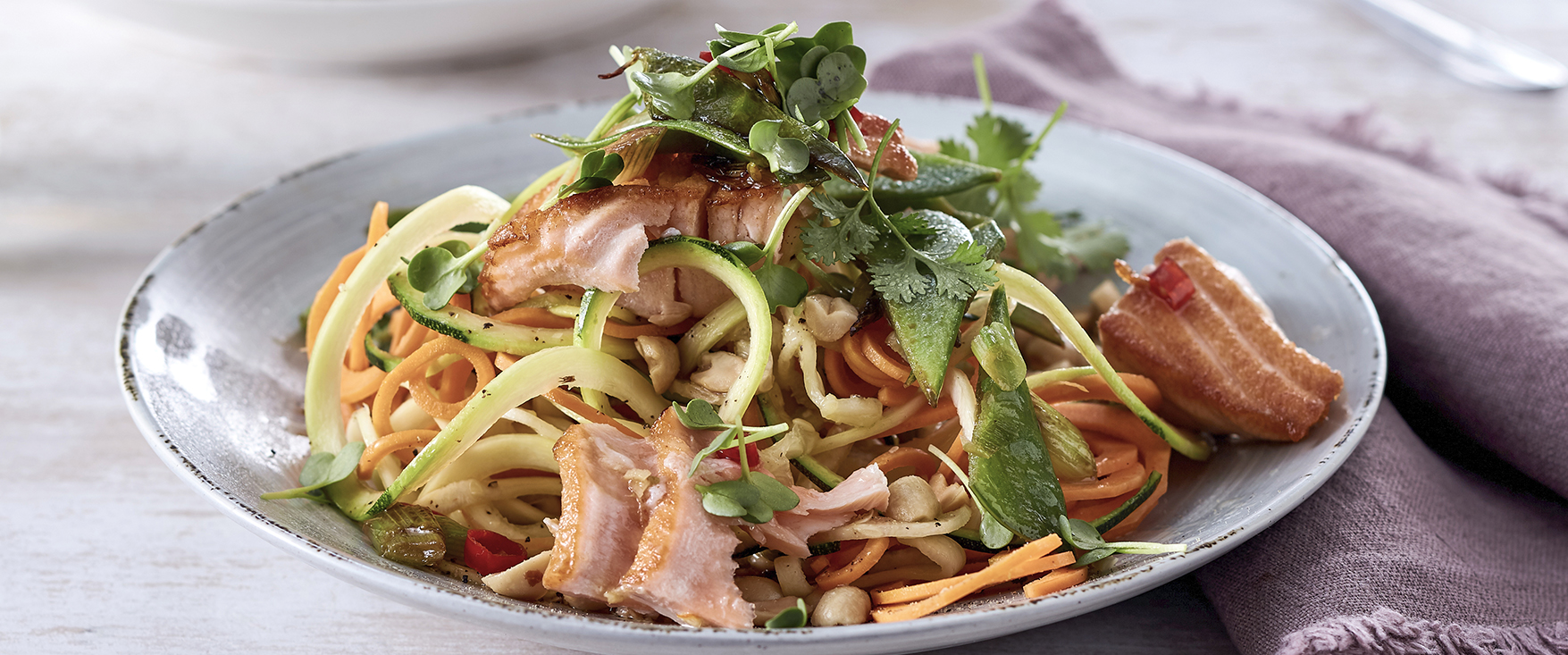 Asiatische Gemüsenudeln mit Lachs