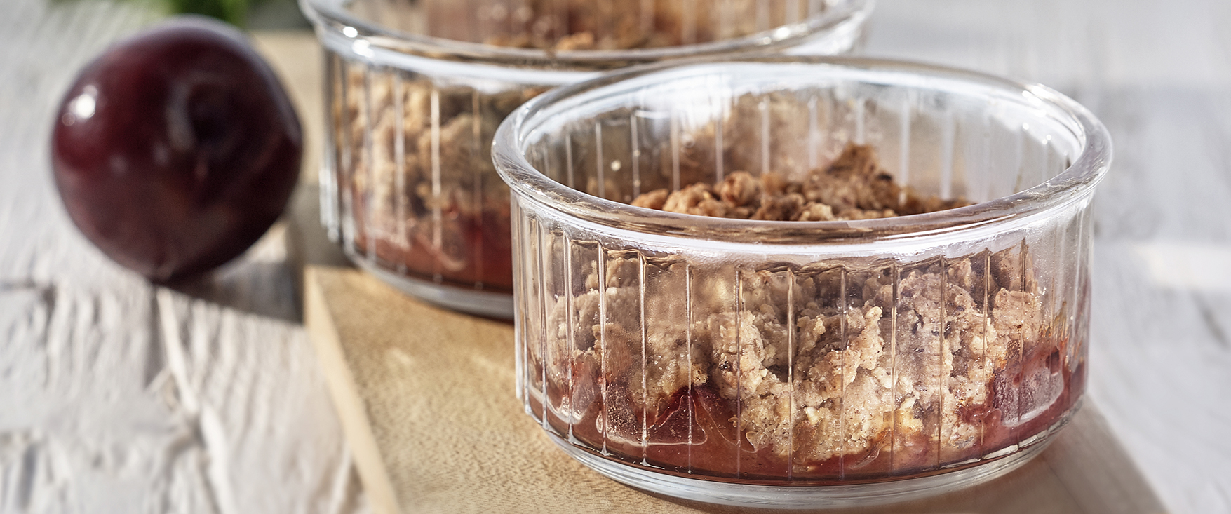 Pflaumencrumble mit Zimt und Haselnüssen