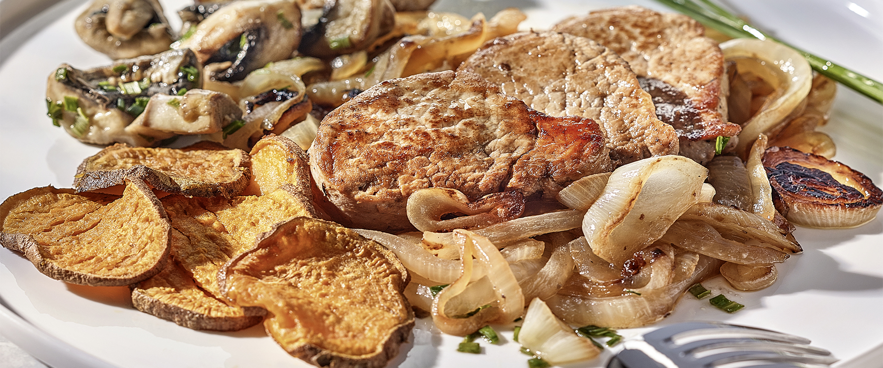 Schweinefilet auf einem Zwiebelbett