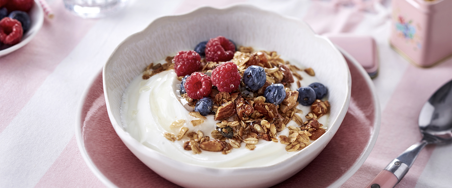 Crunchy Granola mit frischen Beeren