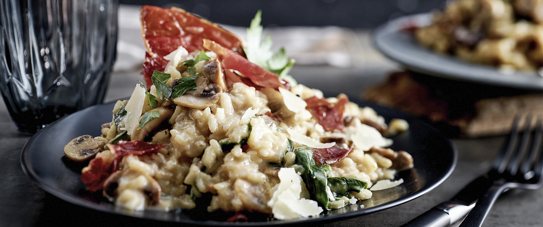 Spinat-Pilz-Risotto mit Parmachips