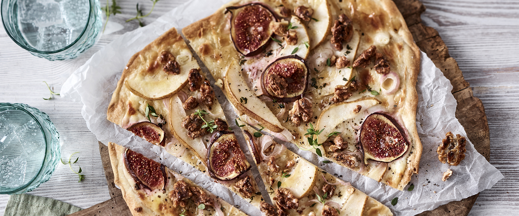 Flammkuchen mit Feigen und karamellisierten Walnüssen