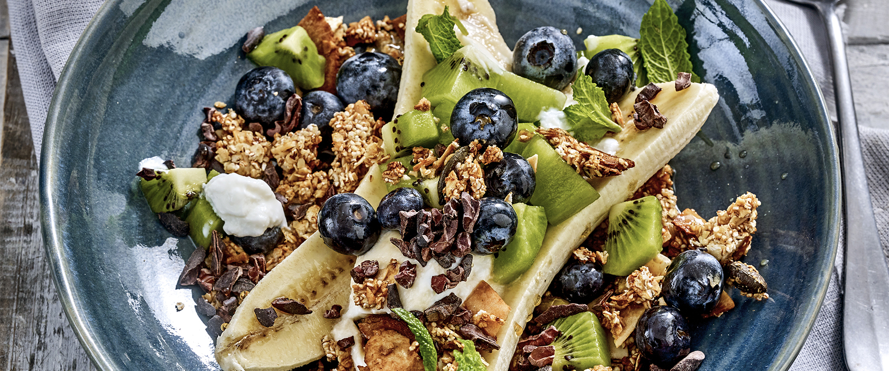 Frühstücks-Granola mit Banane und Blaubeeren