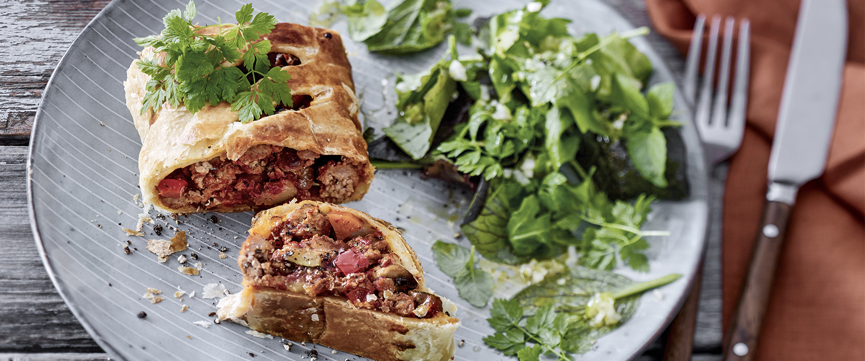 Mediterrane Blätterteigrolle mit grünem Salat