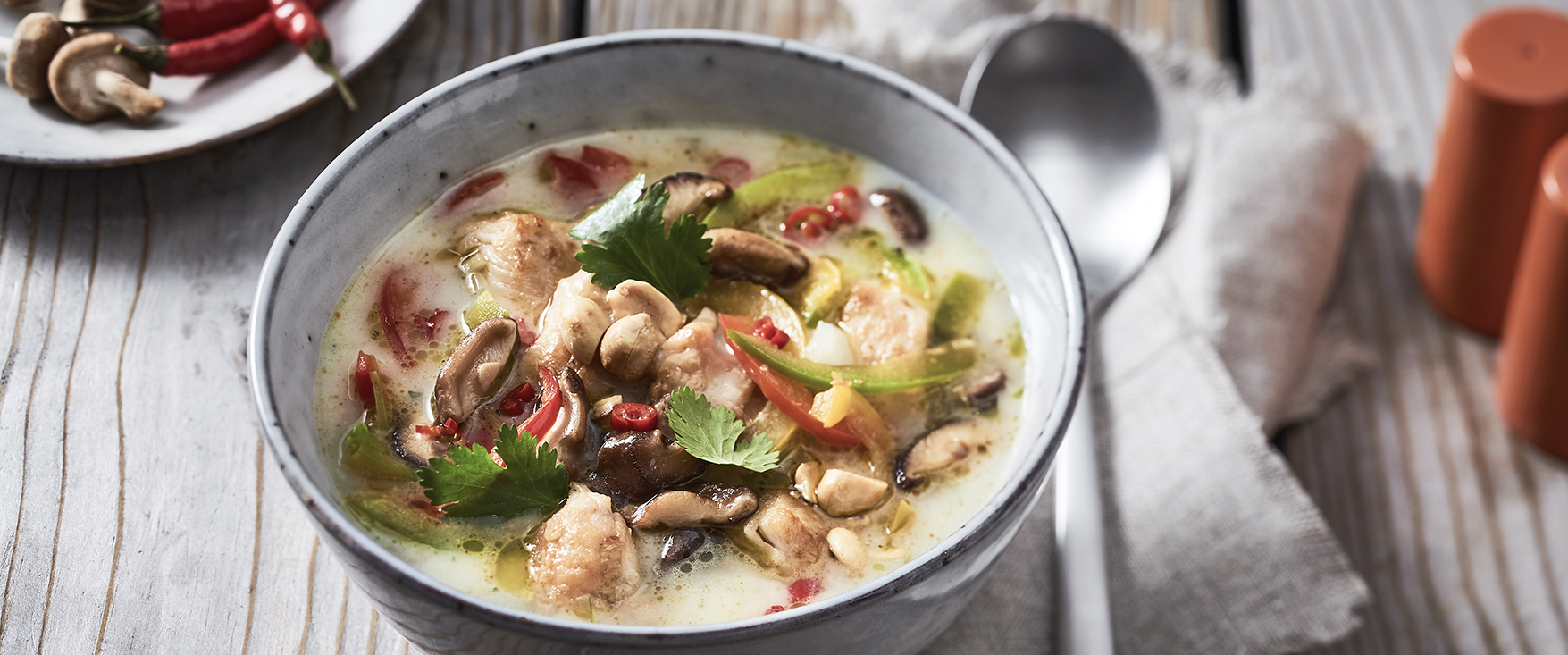 Stärkende Hühner-Kokossuppe mit Ingwer, Chili, Paprika und Shiitake