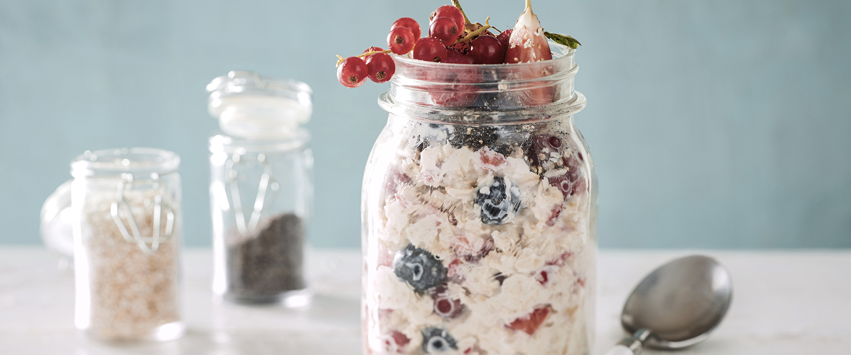 Beeren-Kokos-Porridge und Cashewkernen