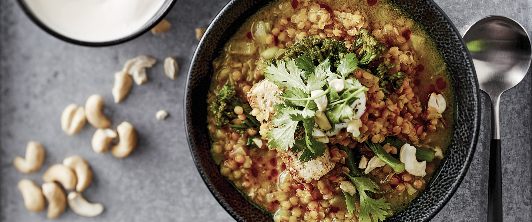 Linsencurry mit Sesam-Räuchertofu, Brokkolini und Cashewkernen