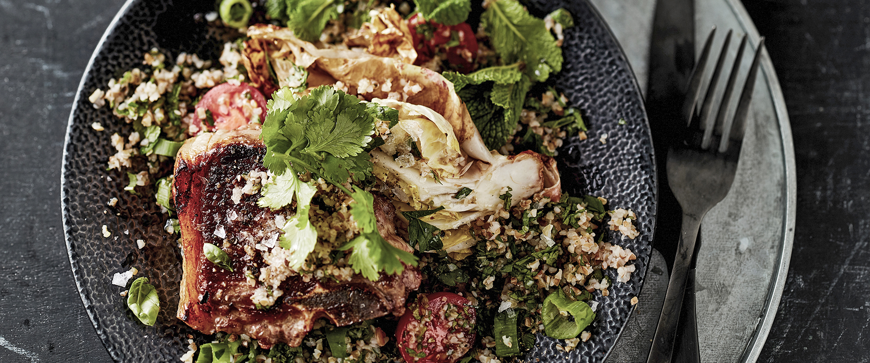 Marinierte Rindersteaks vom Grill mit Chicorée und Tabouleh