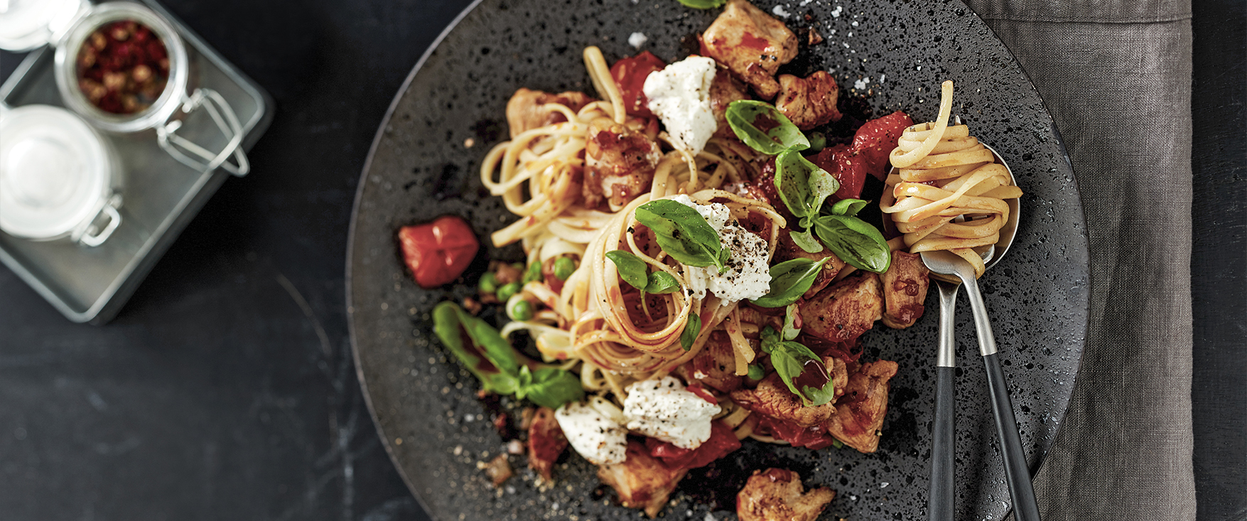Pasta mit Hähnchenbrust, Erbsen, Tomaten und Ricotta