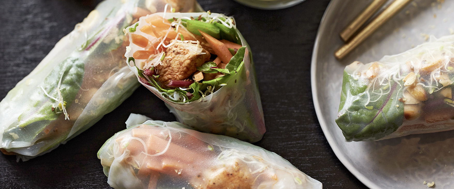 Reispapierröllchen mit Hähnchen, buntem Gemüse, Salat und Frischkäse-Dip
