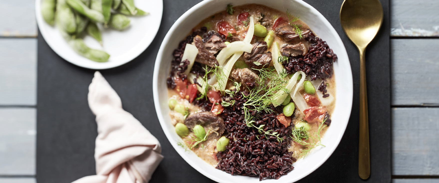 Rindfleischeintopf mit schwarzem Reis, Edamame, Tomate und Fenchel