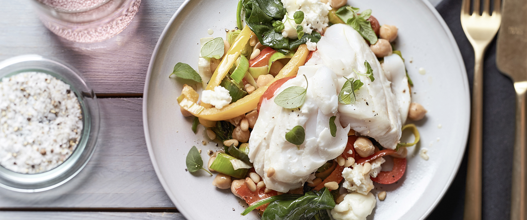 Schellfisch auf Paprika-Spinatgemüse mit Kichererbsen, Feta und Pinienkernen aus dem Ofen