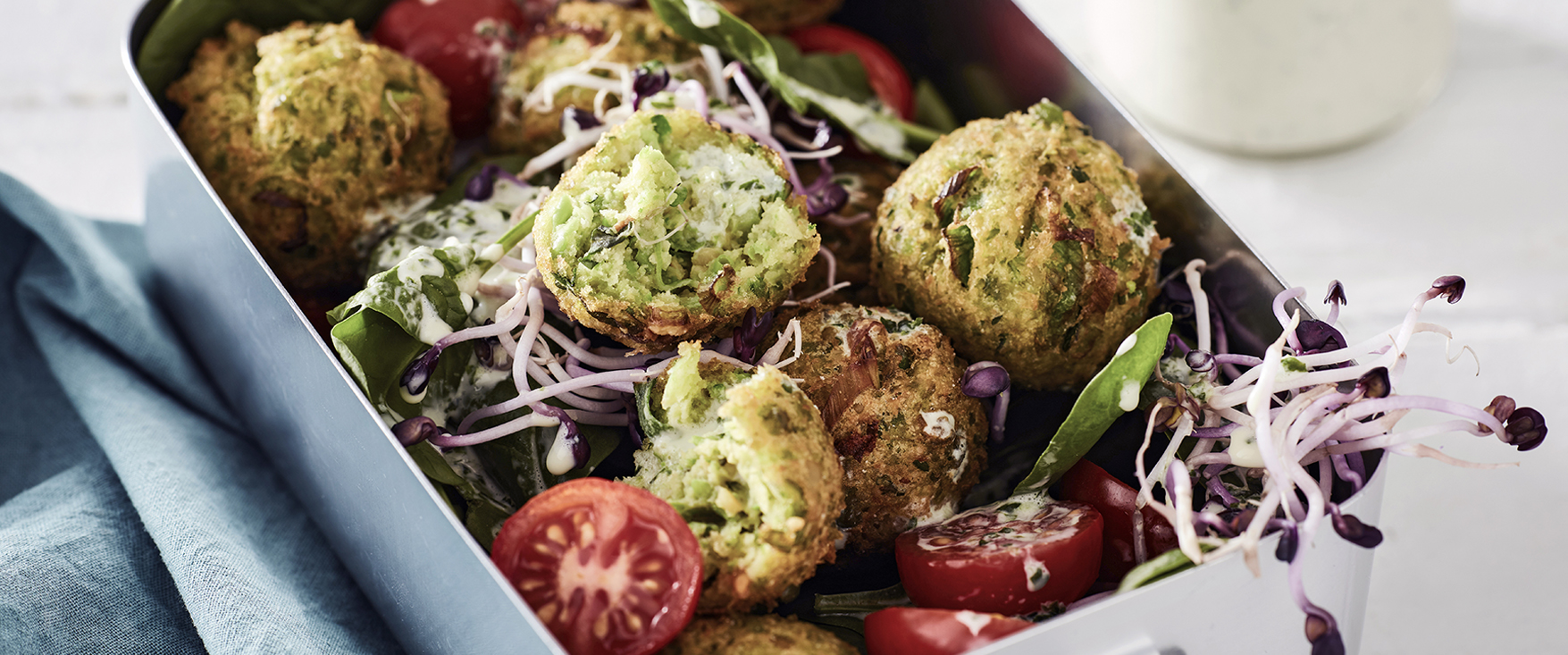 Erbsen-Falafel auf Spinat-Tomaten-Salat mit Koriander-Dressing