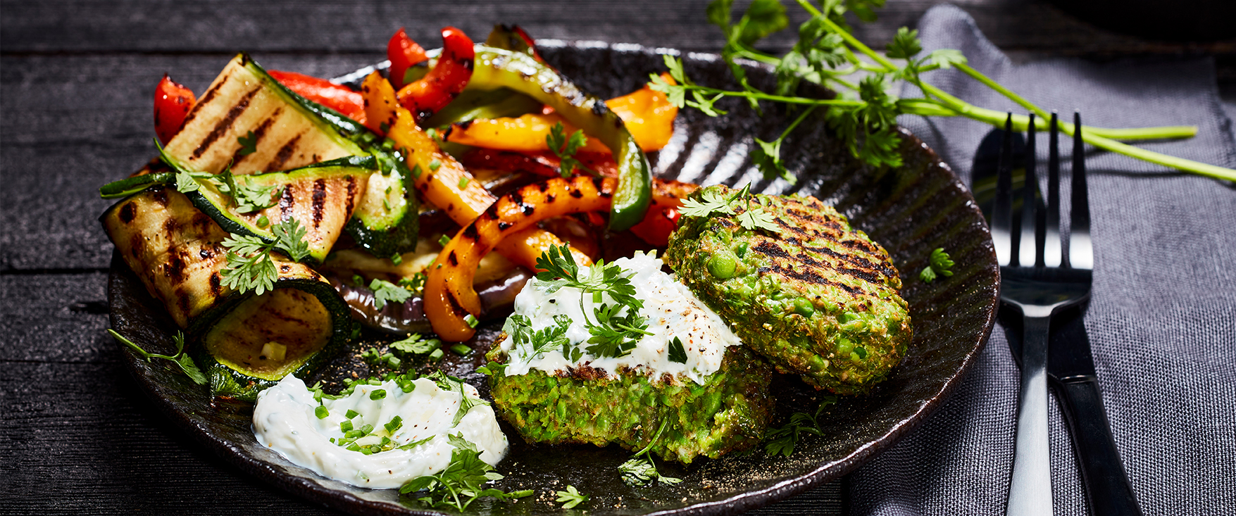 Erbsen-Patties mit Gemüse vom Grill und Kräuterquark
