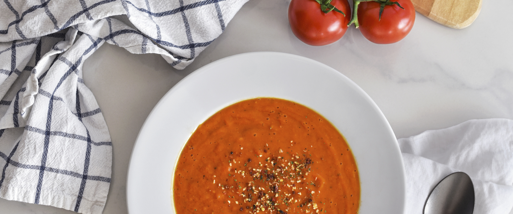 Mediterrane Kürbissuppe mit Tomate, Knoblauch & Zwiebeln