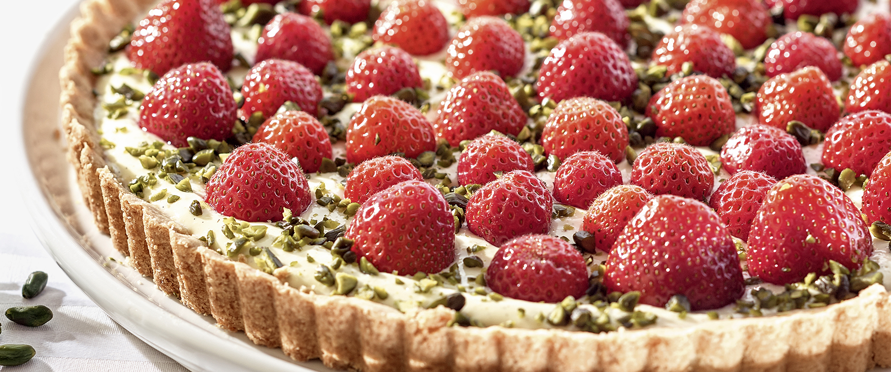 Erdbeertarte mit Vanillecreme und Pistazien