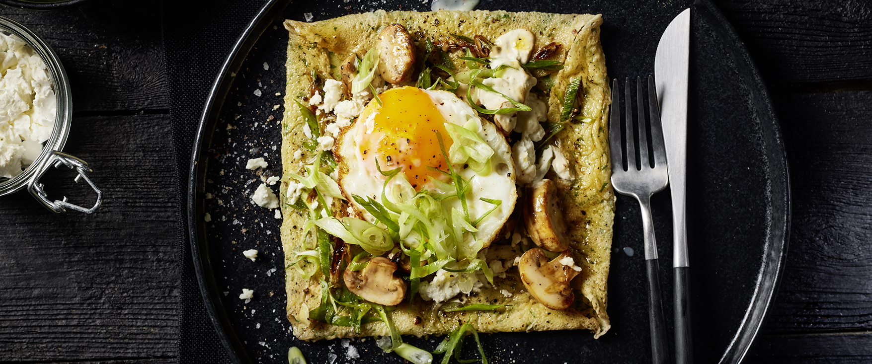 Buchweizen-Galette mit Champignonfüllung und Spiegelei