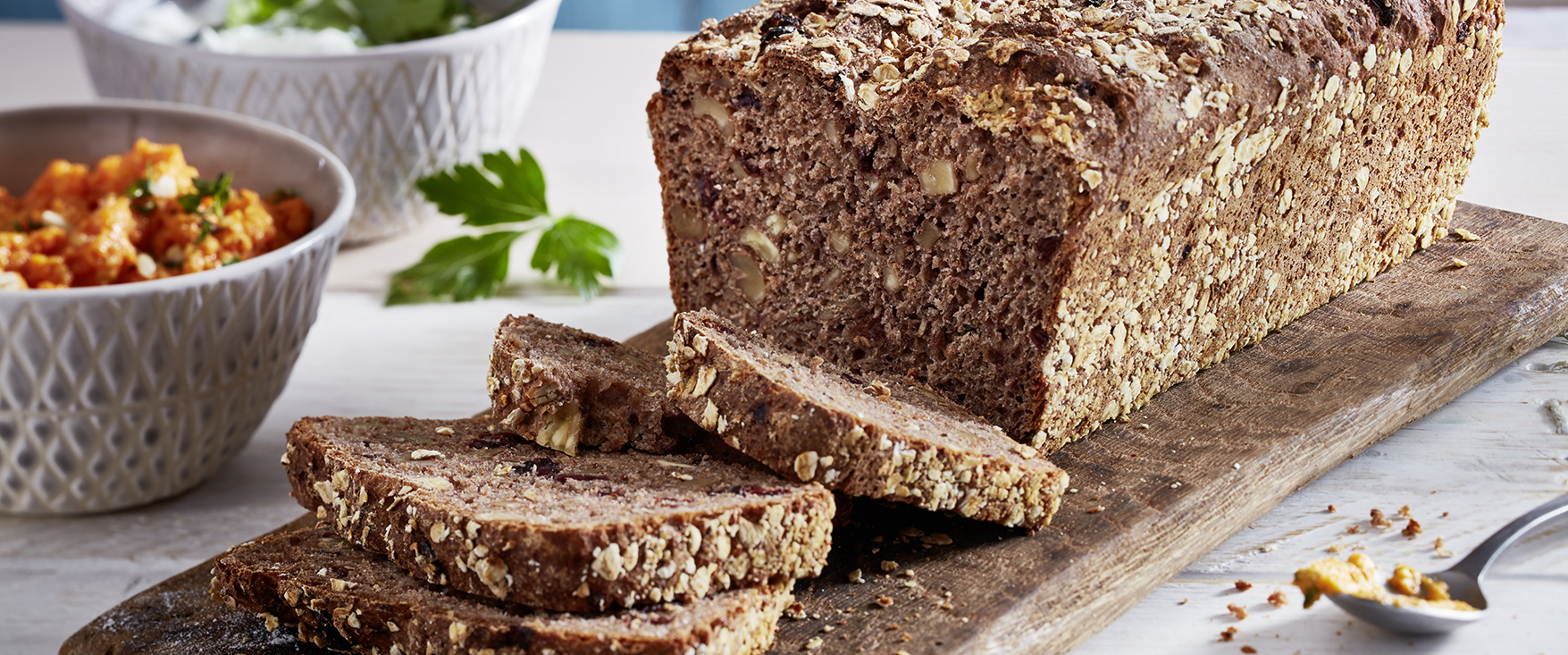 Buchweizenbrot mit Kräuterquark und Möhrenaufstrich