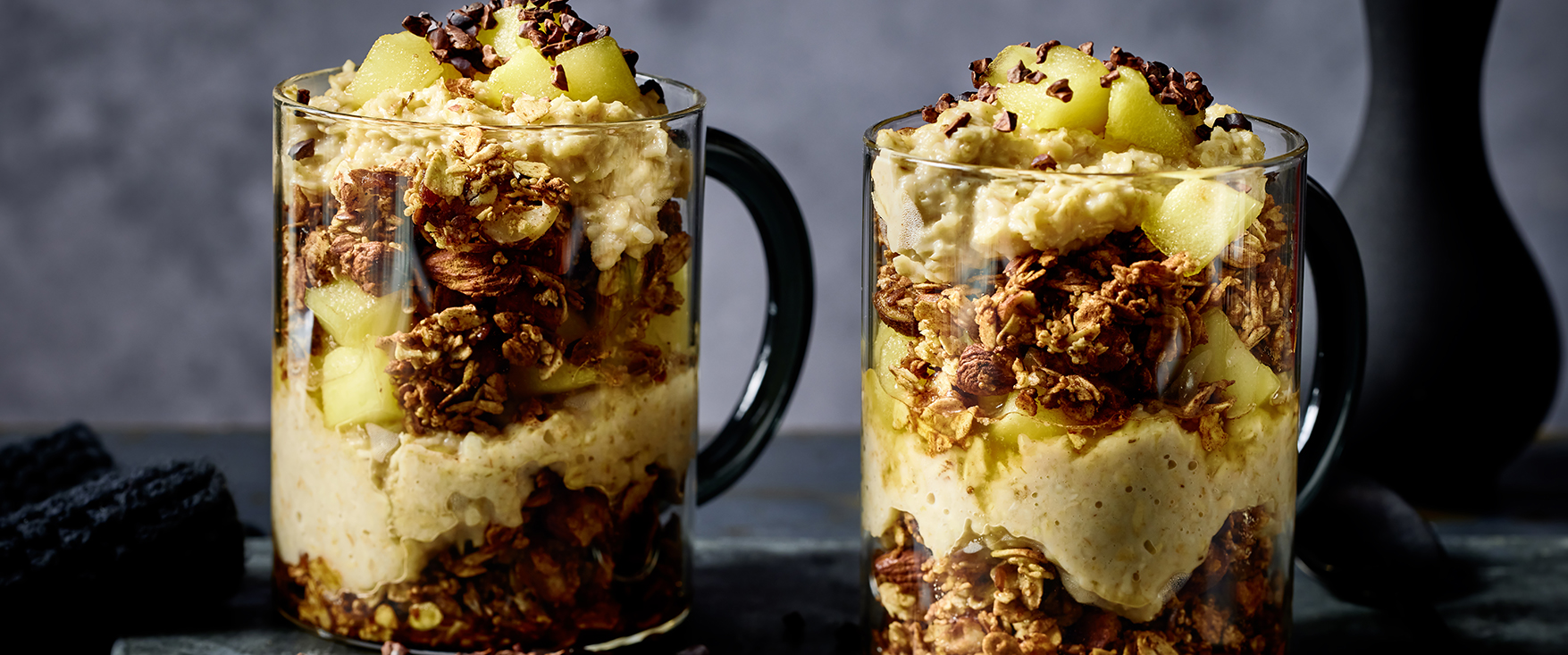 Frühstücks-Trifle mit Apfel und Schoko-Granola