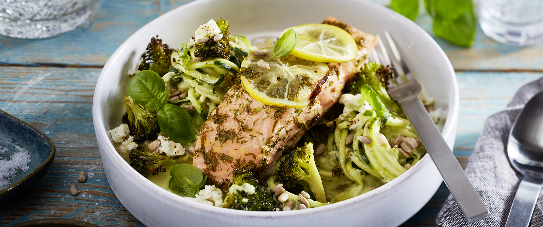 Kräuter Lachs auf cremiger Zucchini Pasta