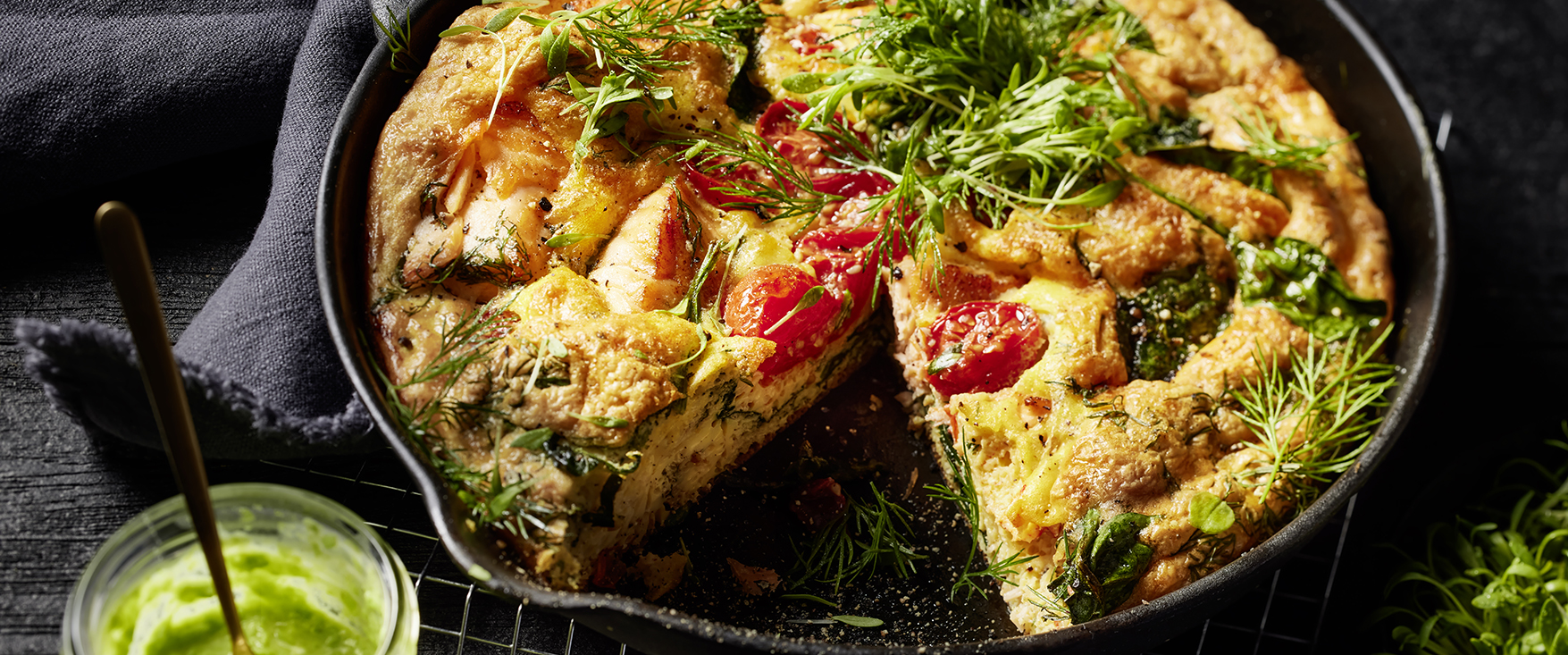 Lachs-Frittata mit cremigen Erbsen-Dip