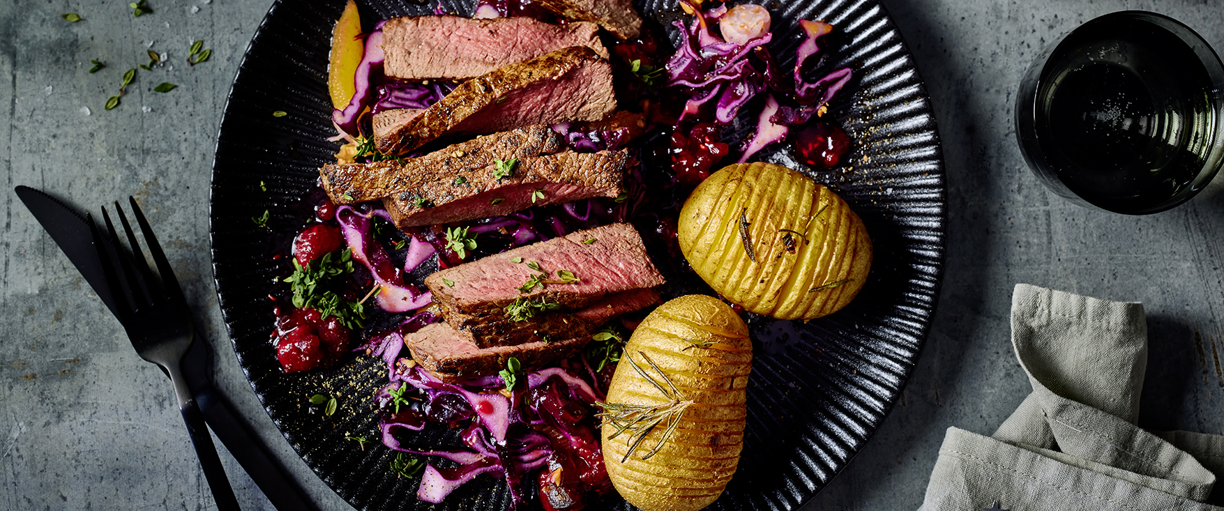 Rinderfilet mit Fächerkartoffeln, knackigem Rotkohlsalat und Beeren-Chutney