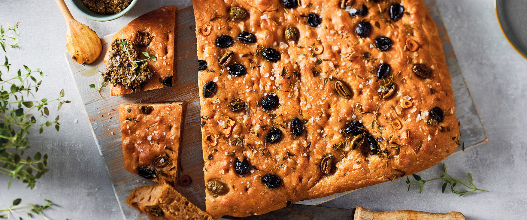 Vollkorn-Focaccia mit Oliven