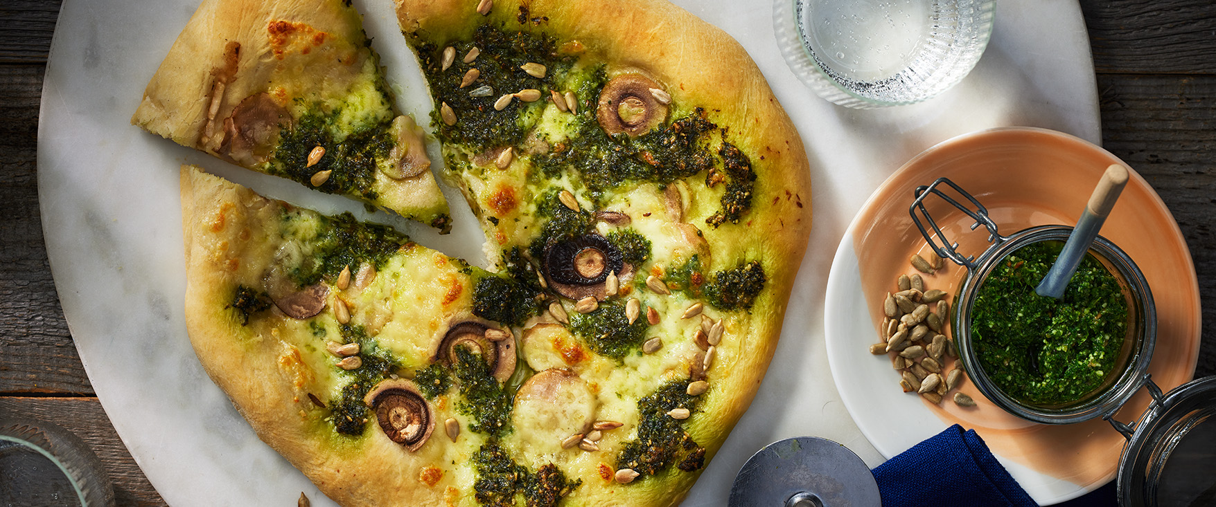 Bianco-Funghi-Pizza mit Grünkohl-Pesto