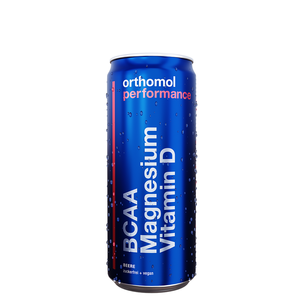 Verpackung von Orthomol Performance mit der Aufschrift: „Mit BCAA, Magnesium und Vitamin D Beere Geschmack“. 