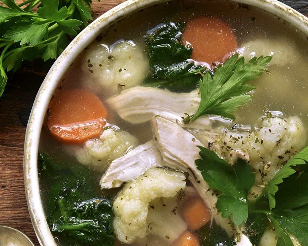Omas Hühnersuppe bei Erkältung – Das wirksame Hausmittel