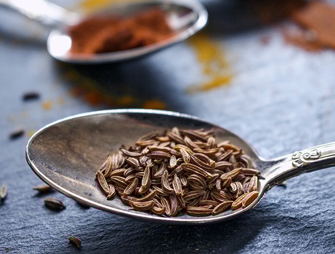 Blähungen: Ursachen, Symptome, Behandlung & Hausmittel