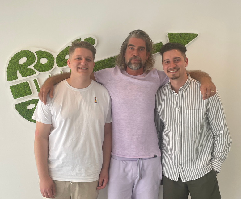 Orthomol unterstützt die Iynes App als Partner für nachhaltige Mobilität Nils Glagau zusammen mit dem Gründer-Duo der lynes App Tobias und Sven Hubbes