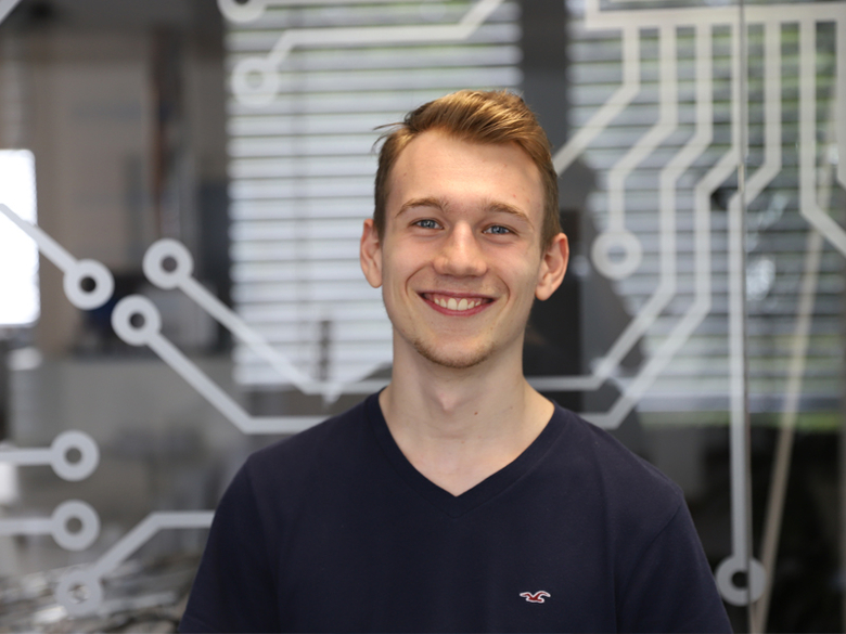 Julian (19) ist Auszubildender zur Fachkraft für Systemintegration bei Orthomol Julian (19) ist Auszubildender zur Fachkraft für Systemintegration bei Orthomol